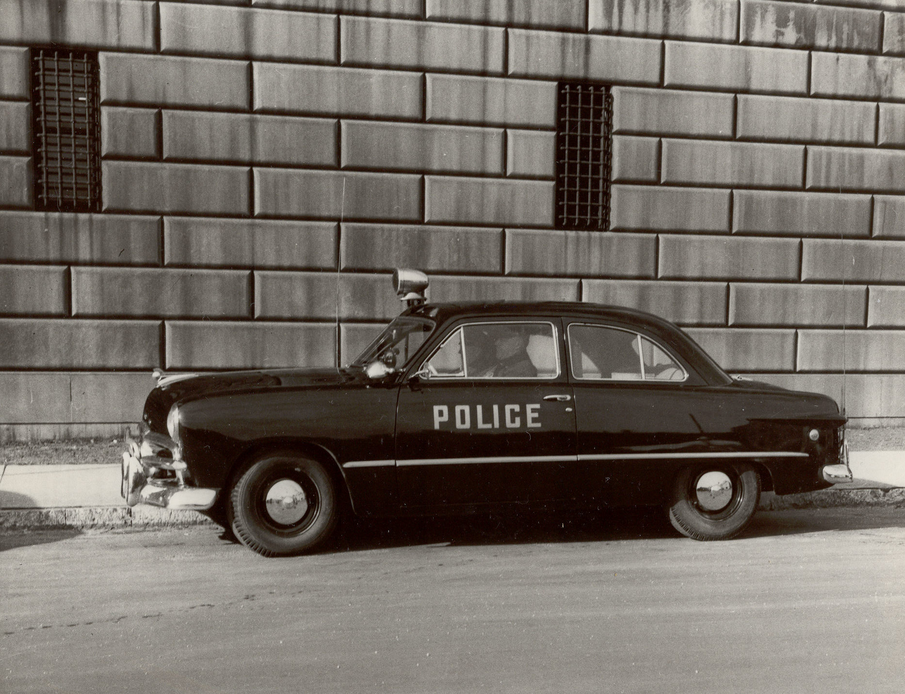 1947 FORD Police Car PHOTO Vintage Ad Policeman Tommy Gun 